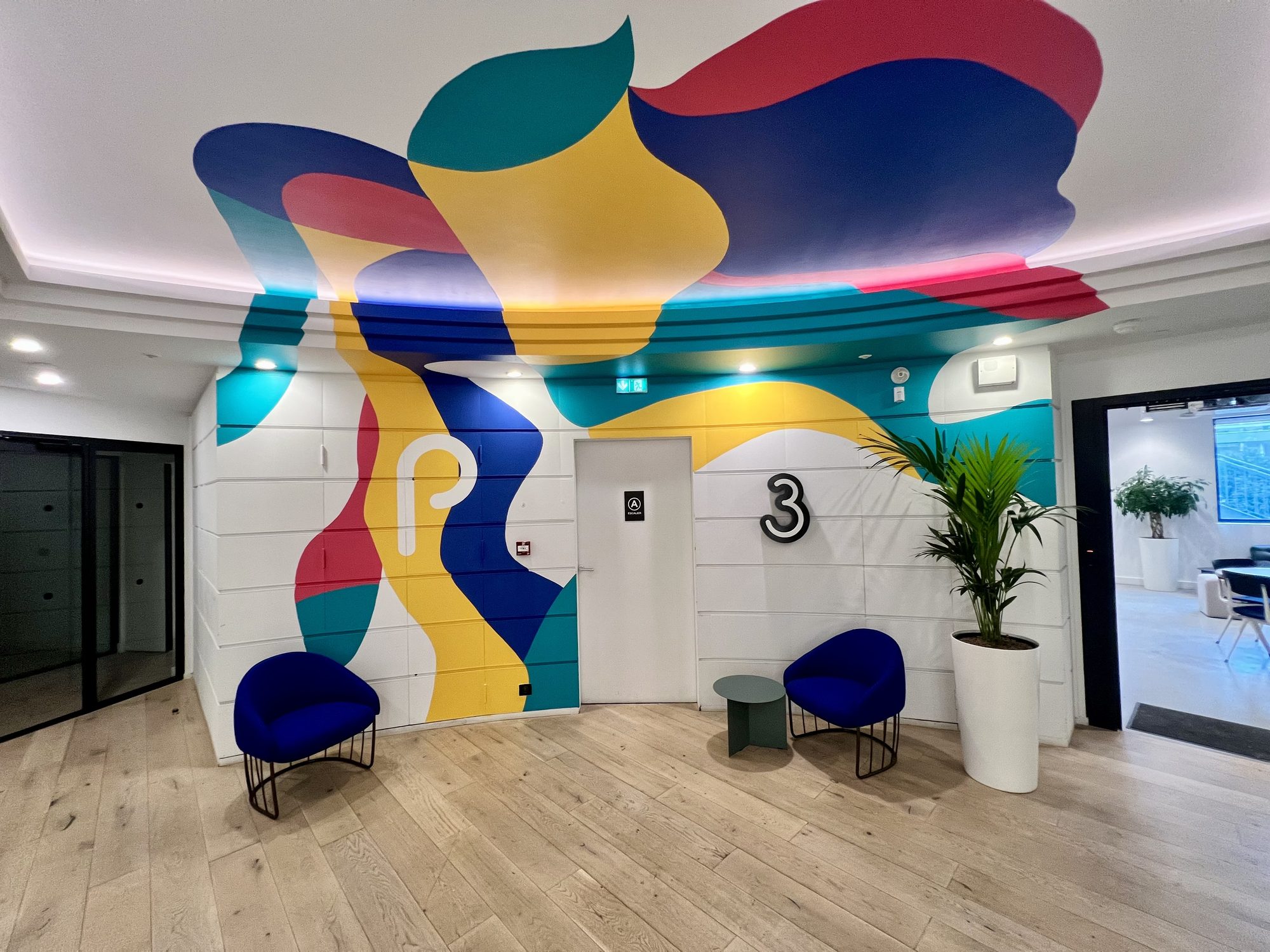 Fresque murale de l'identité visuelle des bureaux Papernest, Paris