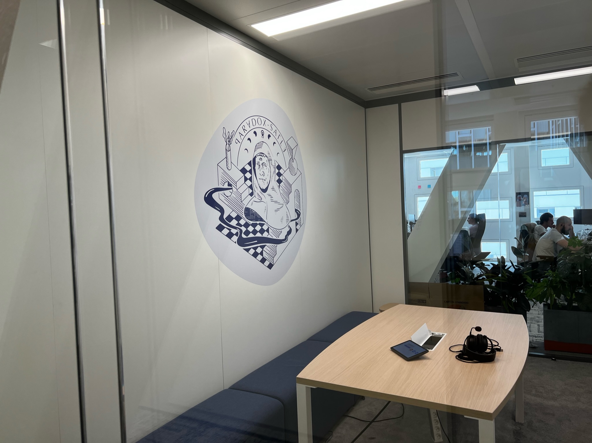 Adhésif réalisé pour les salles de réunion de Lucca.